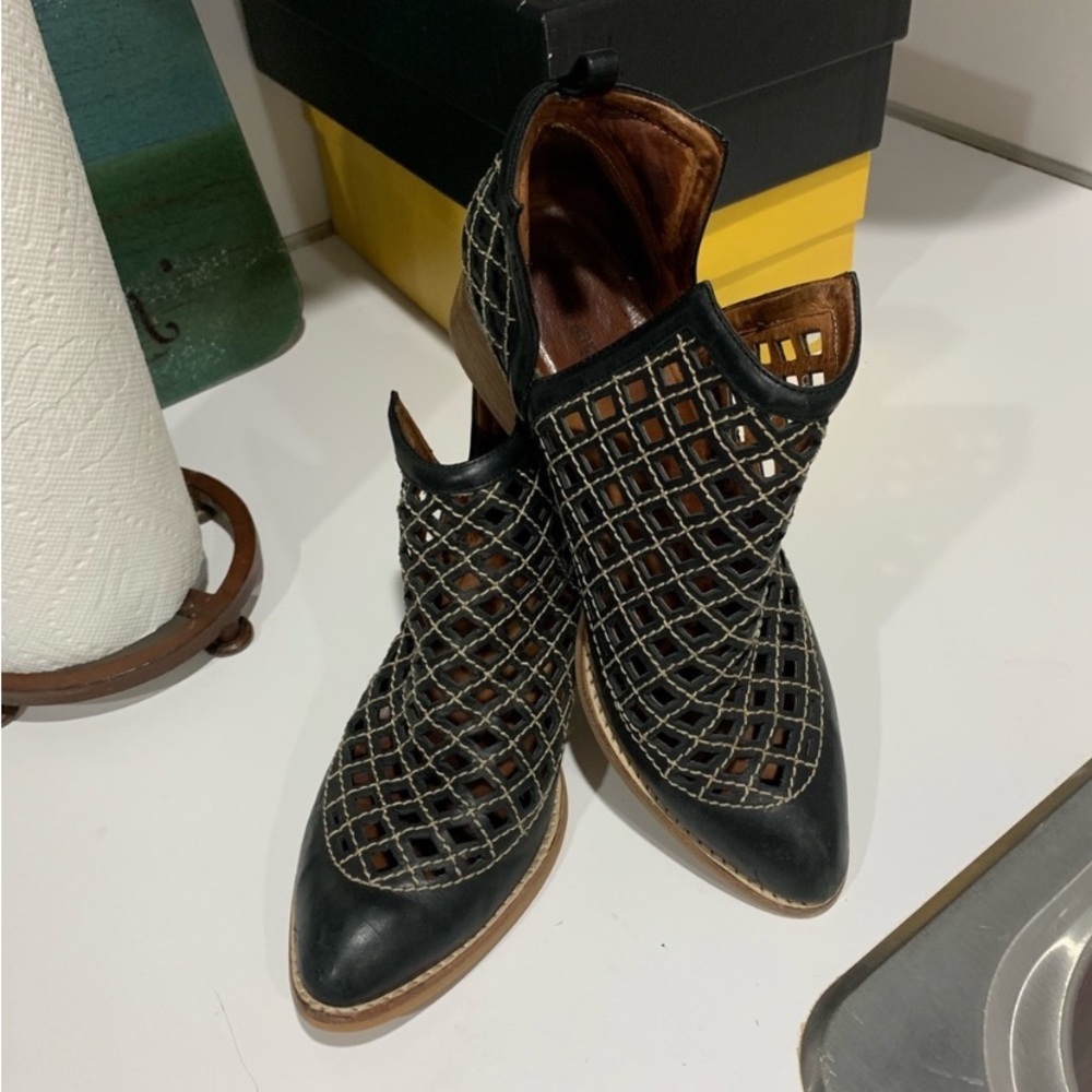 Black ankle booties Jeffrey Campbell booties
